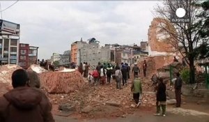 Plus de 3 200 morts au Népal après le séisme, les secours s'intensifient