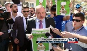 Lieberman gives out Charlie Hebdo paper