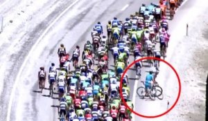 Cyclisme: deux coureurs s'arrêtent pour se battre !