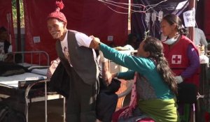 Séisme au Népal: les premiers mots du miraculé de 101 ans