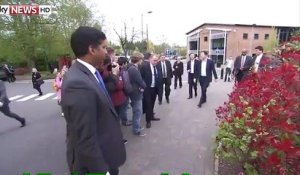 Perdre son pantalon devant le vice-premier ministre anglais Nick Clegg