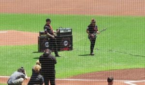 Metallica Joue l'hymne américain pour le match des Giants : version Heavy de the Star Spangled Banner