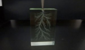 Piéger un éclair dans un bloc de verre : 3D Lichtenberg figures