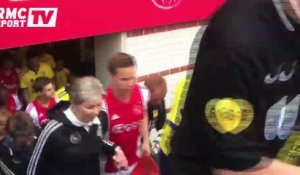 En vidéo : les joueurs de l’Ajax entrent sur le terrain avec… leurs mères !