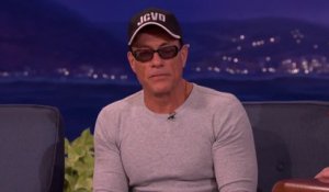 Jean-Claude Van Damme refait la danse du film Kickboxer chez Conan O'Brien
