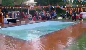 Une piscine tremble et déborde durant le séisme au Népal