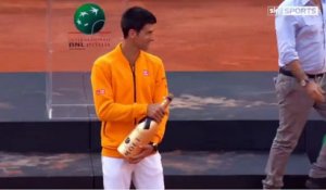 Novak Djokovic se prend un bouchon de champagne en pleine tête