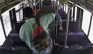Les passagers d'un bus échappent de justesse à la collision avec un train