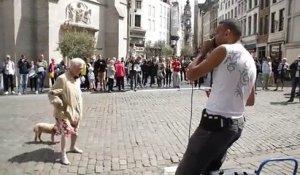 Vous n'allez pas en revenir ! Cette mamie danse sur du beatbox en pleine rue !