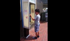 Ce gamin découvre le téléphone publique ! Sa réaction est vraiment inimaginable !