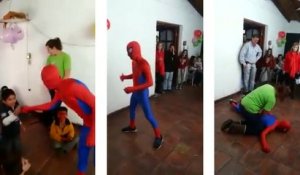 Spider-man se met K.O tout seul devant des enfants