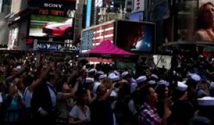 Des centaines de couples recréent le célèbre baiser de Times Square