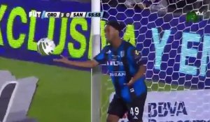 Ronaldinho vole le ballon au gardien et marque !