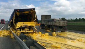 Un camion déverse sa cargaison de peinture sur l'autoroute