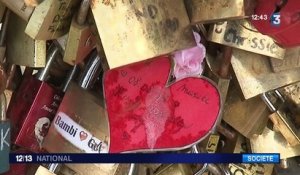 Paris met fin aux cadenas d'amour sur le pont des Arts