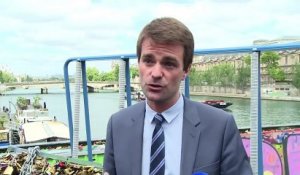 Paris : les graffitis remplacent les cadenas sur le pont des Arts