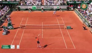 Le revers de Wawrinka entre le filet et le panneau (Roland Garros)