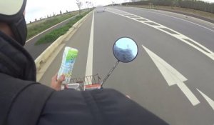 Un japonais en scooter punit un pollueur