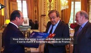 Euro 2016 : François Hollande reçoit la premier billet