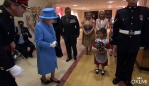 Une fillette se fait frapper devant la reine par un soldat