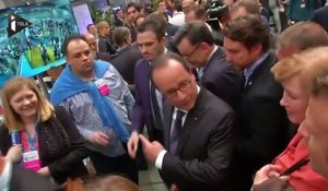 François Hollande multiplie les déplacements mais nie