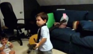 Gamin de 2 ans comme un fou pendant sa partie de Guitar hero - Bulls on Parade de Rage Against The Machine