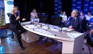 "Une démission de la politique face à la communication"