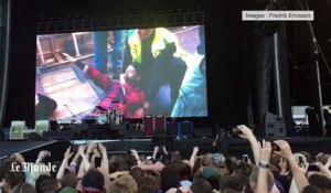 Le chanteur des Foo Fighters se casse la jambe et termine le concert dans le plâtre