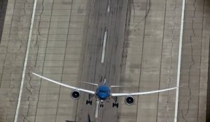 Le décollage à la verticale d'un Boeing 787-9 Dreamliner