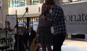Ed Sheeran surprend l'une de ses fans dans un centre commecial (Canada)