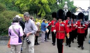 Un photographe se fait bouger par les gardes de la reine d'Angleterre !