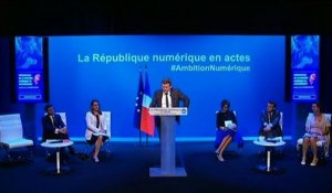 "Mesdames, messieurs, chers geeks", lance Valls avant de présenter sa stratégie numérique