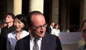 François Hollande fait une apparition à la fête de la musique