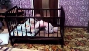 Un enfant s'échappe de son lit à barreaux !!