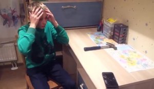 Quand un enfant russe tape au marteau sur son téléphone pour montrer qu'il est résistant