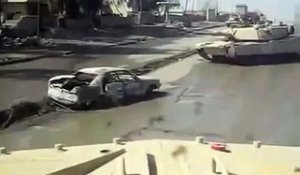 Déminage à l'américaine : un tank roule sur une voiture piégée en Irak