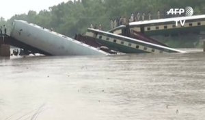 L'effondrement d'un pont entraîne la chute meurtrière d'un train au Pakistan