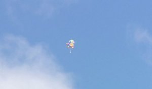 Un Canadien s'envole avec une chaise de jardin et des ballons d'helium