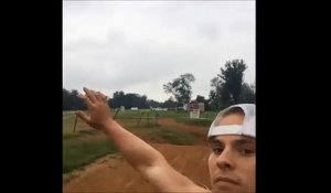Un crétin veut faire une selfie avec une motocross, mais les choses tournent mal