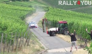 Un pilote de rallye evite le drame pendant les essais en Allemagne - Tracteur en plein milieu de la route