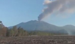 Indonésie : l’éruption d’un volcan vue par les télés, en 42 secondes
