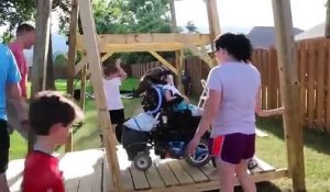 Un papa fait une balançoire pour sa fille handicapée - magique