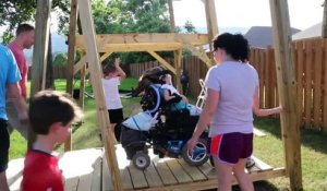 Superbe geste : il construit une balançoire pour sa fille handicapée
