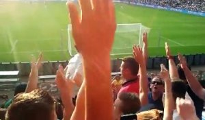 Ce jeune fan fait changer la chanson du PSV Eindhoven à tout le gradin ! Impressionnant !