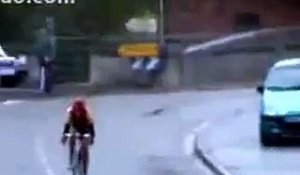 Un Cycliste chute juste avant l'arrivée