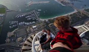 Un jeune fait un Backflip sur la Princess Tower (414 mètres)