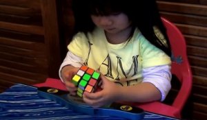 Une Fillette de 2 ans Résout un Rubik's Cube en 1mn10 !