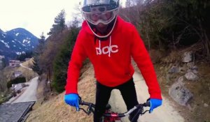 Ce rider fait des tricks en VTT en équilibre sur une rampe de sécurité - Dingue