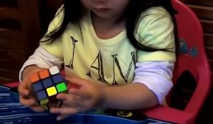 A 2 ans, elle résout déjà un Rubik's Cube en moins de 2 minutes