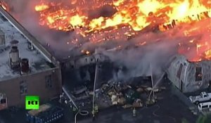 Enorme incendie d'un entrepôt aux Etats-Unis, visible même de l'espace